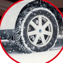 雪道に撒かれた融雪剤
