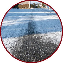 雪道に撒かれた融雪剤