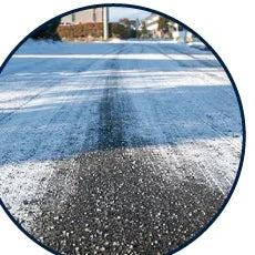 雪道に撒かれた融雪剤