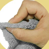 厚手のマイクロファイバークロスを握ったところ