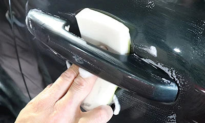 縦横に均等に優しくなでて水垢を除去する