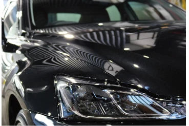 親水リキッドで光沢を保った黒い車のボンネット