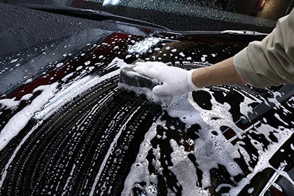 洗車で塗装表面の汚れを落とす